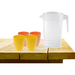 Set van 1x waterkan 1 liter met drinkbekers 2x geel en 2x oranje - Schenkkannen