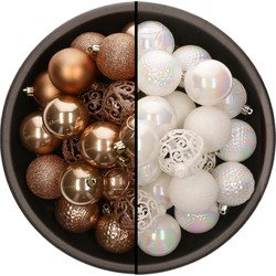 74x stuks kunststof kerstballen mix van camel bruin en parelmoer wit 6 cm - Kerstbal