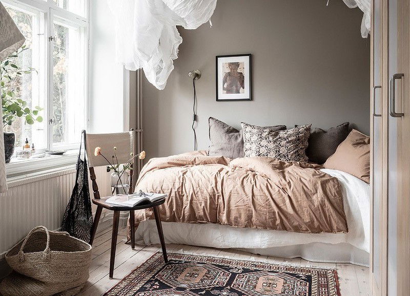 8x interieurs met taupe kleurige muren