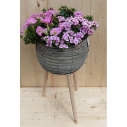 Rieten plantenbak grijs op poten met zomerbloeiers roze h55 cm - Warentuin Natuurlijk