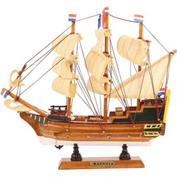 Decoratie model zeiljacht/zeilboot driemaster - 24 x 24 cm - miniatuur boot/boten - de Batavia - Beeldjes
