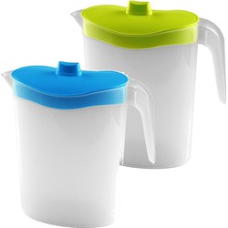 Setje van 2x stuks water/sap/schenk kannen van kunststof in blauw en groen 2.5 liter inhoud - Schenkkannen