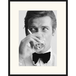 Any Image Print 'Sir Roger Moore' - Schilderij - Wanddecoratie - Inclusief beukenhouten lijst - Poster - 73x93cm - Zwarte lijst met Passe Partout