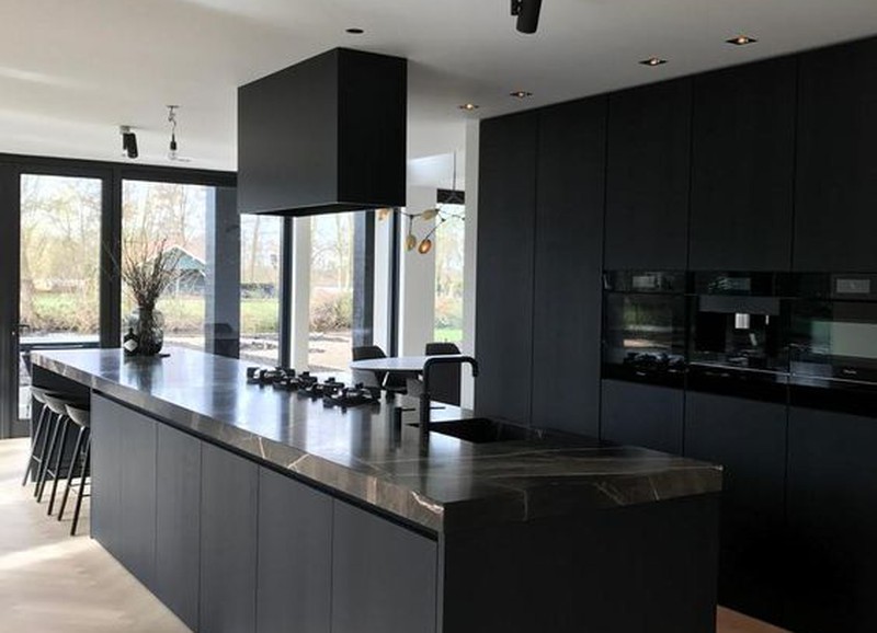 ontbijt wapenkamer Afleiden Inspiratie: zo mooi kan een zwarte keuken zijn | HomeDeco.nl