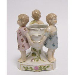 A PORCELAIN PLANTER