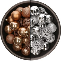 74x stuks kunststof kerstballen mix van camel bruin en zilver 6 cm - Kerstbal