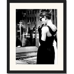 Audrey Hepburn Shopping - Fotoprint in houten frame met passe partout - 40 X 50 X 2,5 cm