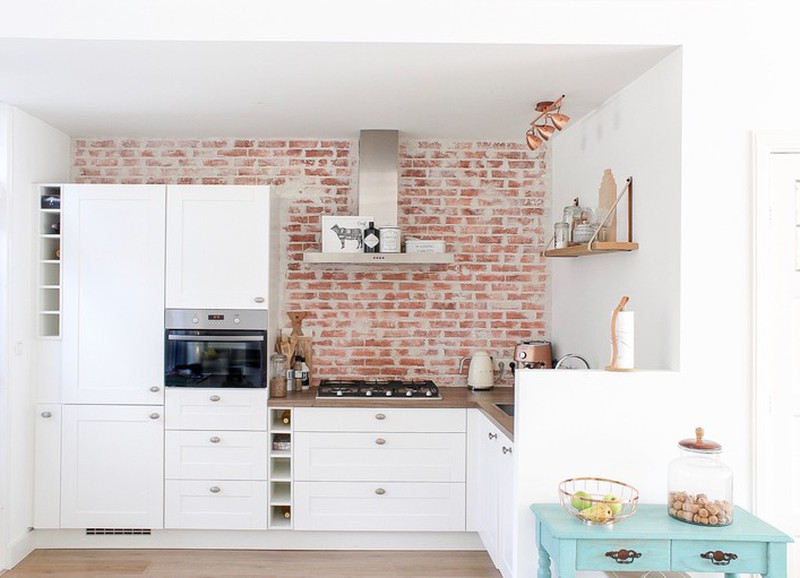 Shop the look: keuken met bakstenen muur en een turquoise touch  