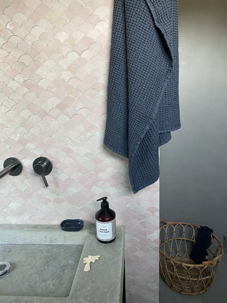 zeemeermin tegels roze badkamer
