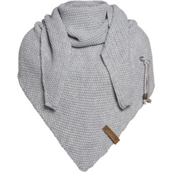 Knit Factory Coco Gebreide Omslagdoek - Driehoek Sjaal Dames - Licht Grijs - 190x85 cm - Inclusief sierspeld