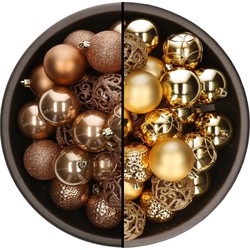 74x stuks kunststof kerstballen mix van camel bruin en goud 6 cm - Kerstbal