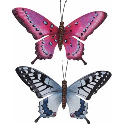 Set van 2x stuks tuindecoratie muur/wand vlinders van metaal in roze en blauw tinten 44 x 31 cm - Tuinbeelden