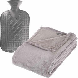 Fleece deken/plaid Lichtgrijs 130 x 180 cm en een warmwater kruik 2 liter - Plaids