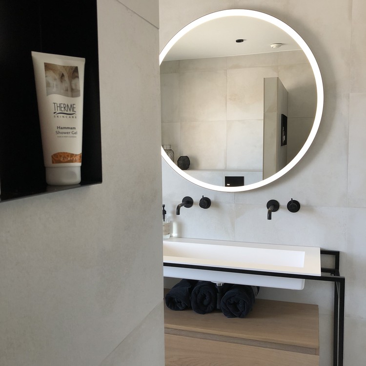 badkamer met spiegel