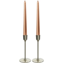 Kandelaars 2x aluminium zilver 15 cm met 12x rose gouden dinerkaarsen - kaars kandelaars