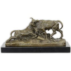 EEN BRONZEN GROEP VAN EEN PAAR VECHTENDE STIEREN