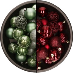 74x stuks kunststof kerstballen mix van salie groen en donkerrood 6 cm - Kerstbal