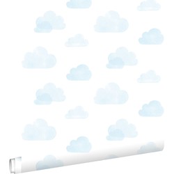 ESTAhome behang gestempelde wolkjes lichtblauw en wit - 53 cm x 10,05 m - 138930