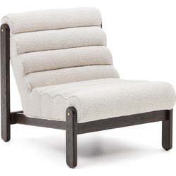 Kave Home - Magira-fauteuil met witte bouclé stof en massief eikenhout met donkere afwerking