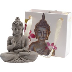 Decoris Boeddha beeld in cadeautasje - 5,5 cm - grijs - kunststeen - Beeldjes