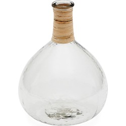 Kave Home - Vaas Serlina van rotan en gerecycled transparant glas 37 cm