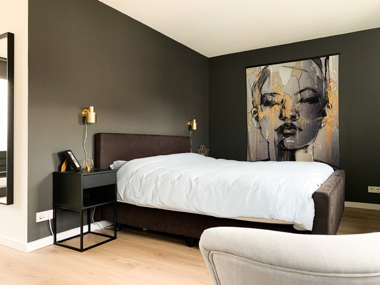 slaapkamer donkere muur zwart schilderen